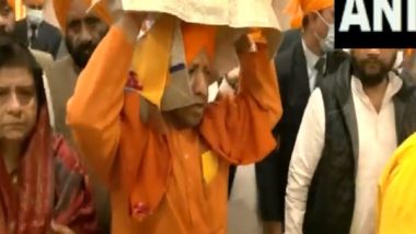 Veer Bal Diwas 2022: UP CM Yogi Adityanath Carries Sikh Holy Book to Pay Obeisance to Sahibzadas of Guru Gobind Singh Ji (Watch Video)