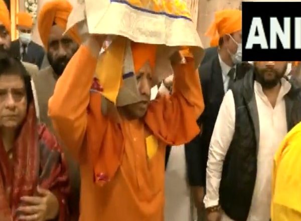 Veer Bal Diwas 2022: UP CM Yogi Adityanath Carries Sikh Holy Book to Pay Obeisance to Sahibzadas of Guru Gobind Singh Ji (Watch Video)