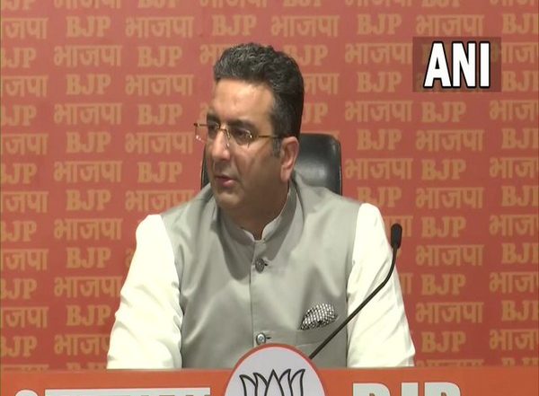 India News | BJP Calls Gandhis 'Kattar Papi Parivar', Accuses Robert Vadra of Land Grab in Rajasthan