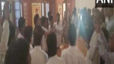 India News | Mumbai: Scuffle Breaks out Between Two Shiv Sena Factions