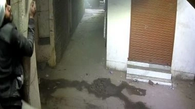 India News | Thief Breaks into House in 'Spider-Man Style', Captured in CCTV