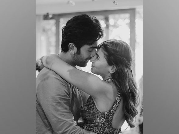 Entertainment News | Photo of Ranbir Kapoor Proposing to Ali Bhatt Goes Viral, Check out Duo's Romantic Moment - Vimarsana News