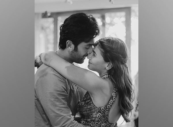 Entertainment News | Photo of Ranbir Kapoor Proposing to Ali Bhatt Goes Viral, Check out Duo's Romantic Moment