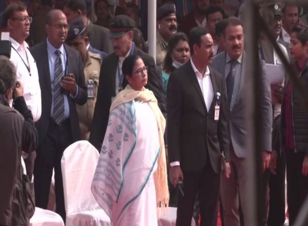 India News | Bengal CM Mamata Banerjee Refuses to Go on Stage Amid Sloganeering