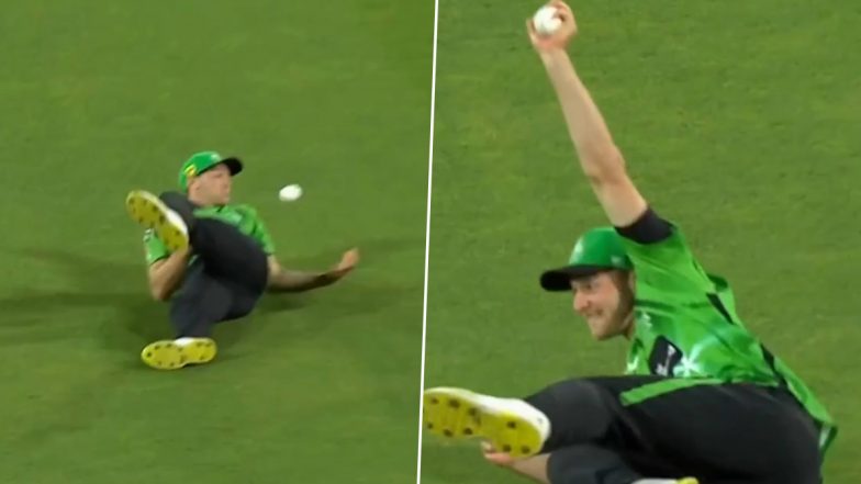 BBL 2022: Brody Couch Takes Sensational Juggling Catch To Dismiss Matthew Gilkes During Sydney Thunder vs Melbourne Stars Clash (Watch Video)