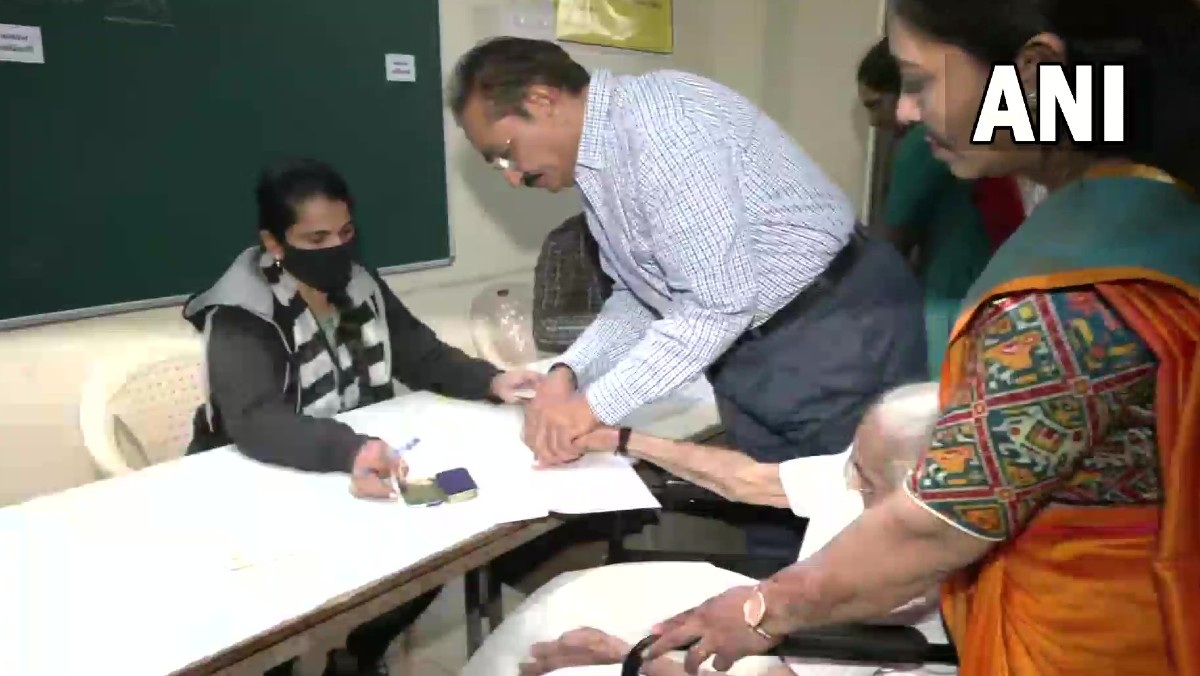 India News PM Narendra Modi S Mother Hiraba Casts Vote At Polling Booth In Raysan LatestLY