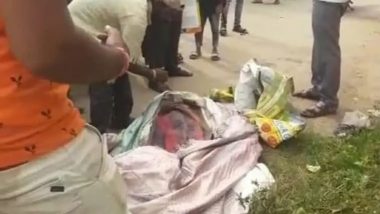Karnataka Shocker: Unable to Afford Transport, Man Carries Body of Wife in Gunny Bag on Shoulder in Chamarajanagar (Watch Video)