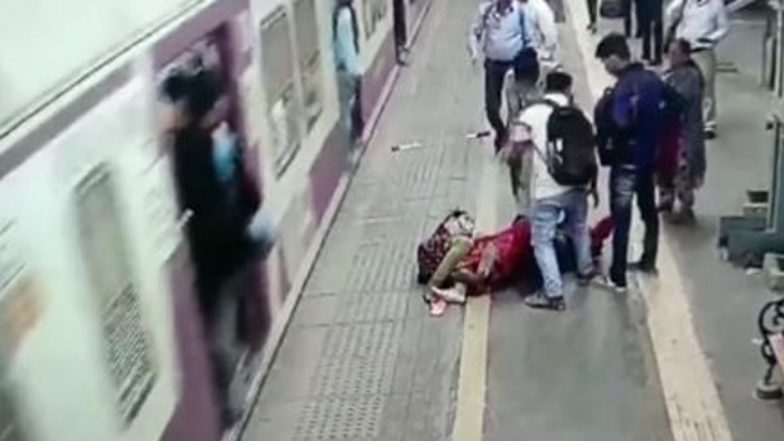 Video: Mother-Daughter Duo Fall From Moving Local Train, RPF Constable and Commuter Save Their Life at Vasai Station in Mumbai