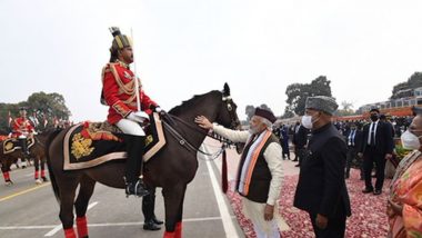 PM Narendra Modi Bids Farewell to Virat, the Horse of President's Bodyguard (See Pic)