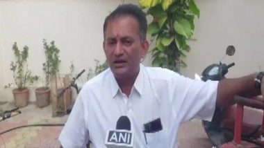 Gujarat Assembly Elections 2022 Phase 1 Polling: Congress MLA Paresh Dhanani Carries ‘Gas Cylinder’ on His Bicycle To Cast Vote in Amreli (Watch Video)