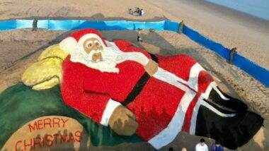 Christmas 2022: Sudarsan Pattnaik Creates Santa Claus Sand Art With 1500Kg Tomatoes at Gopalpur Beach (Watch Video)