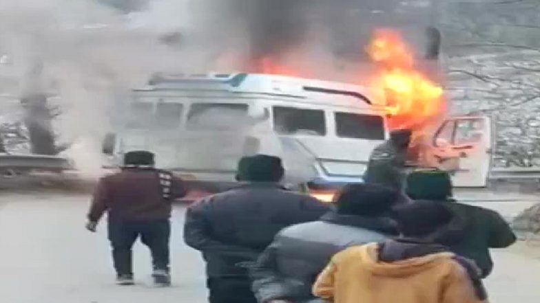 Himachal Pradesh: Tempo Traveller Carrying 9 Tourists From Delhi Catches Fire in Manali, Passengers Escape Unhurt (See Pics)