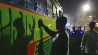 Karnataka-Maharashtra Border Row: Workers of Shiv Sena, MNS Paint Karnataka Buses with 'Jai Maharashtra' Graffiti in Pune District (Watch Video)