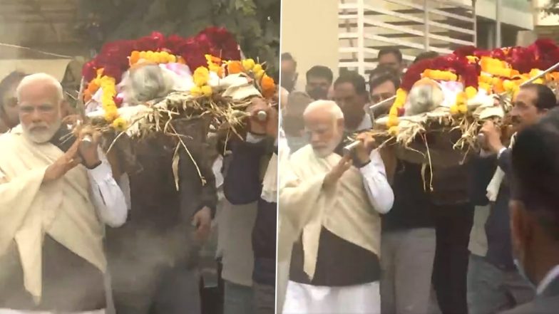 Heeraben Modi Last Rites: PM Narendra Modi Carries Mortal Remains of His Late Mother (Watch Video)