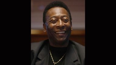 This photo showing Pelé at Maradona's grave has been photoshopped