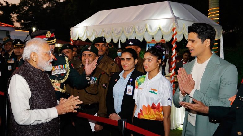 Vijay Diwas Jashn: Sidharth Malhotra Greets PM Narendra Modi With Folded Hands at the Event (View Pic)