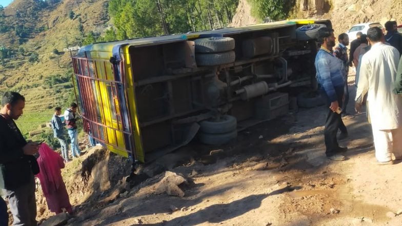 Jammu and Kashmir Road Accident: 17 Injured as Bus Turns Turtle in Rajouri