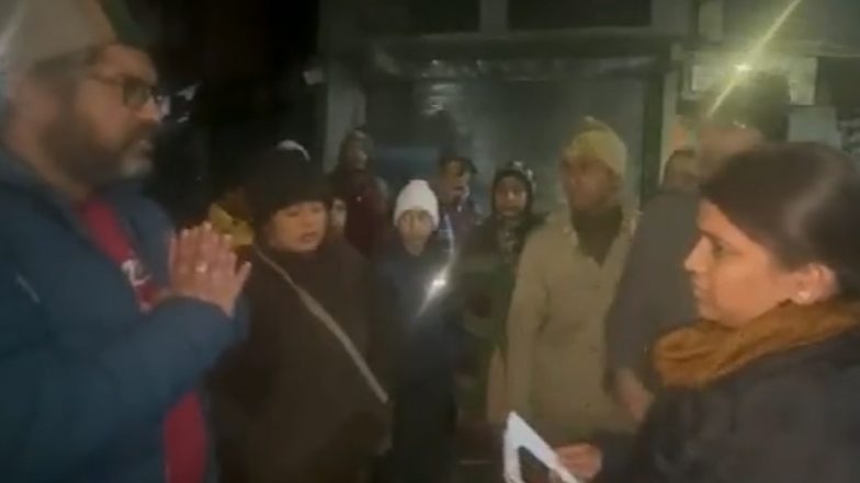 Joshimath Land Subsidence: Angry Residents Block DM’s Vehicle Going to Inspect Relief Camps, Have Heated Argument With SDM Kumkum Joshi (Watch Video)