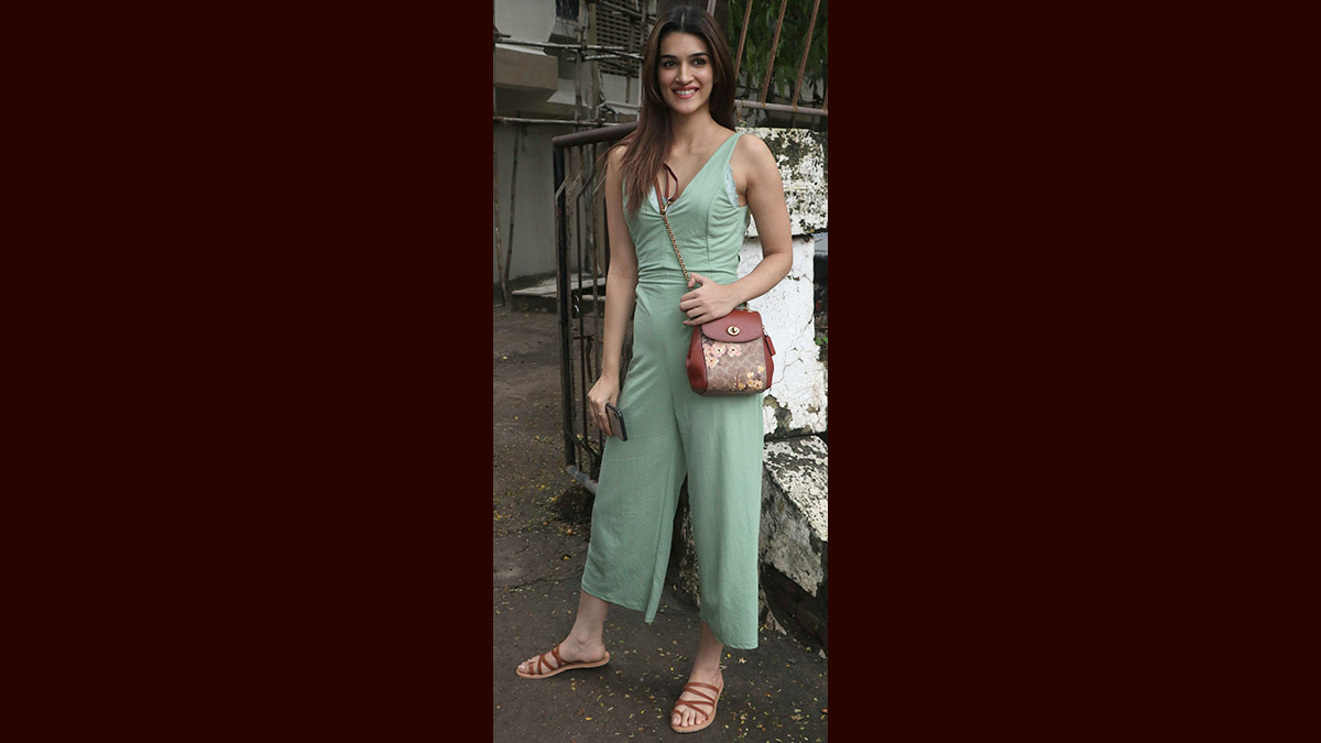 Kriti Sanon Bag: Guess the price of Kriti Sanon's shoulder bag