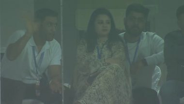 MS Dhoni Spotted With Wife Sakshi During IND vs NZ 1st T20I 2023 in Ranchi (Watch Video)