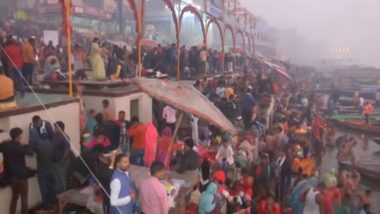 Makar Sankranti 2023: Devotees Take Holy Dip in Ganga River in Varanasi (Watch Video)