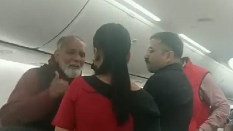 Delhi: Two Flyers Get Into Heated Argument With Air Hostess on Hyderabad-Bound SpiceJet Flight; Deplaned, Handed Over to Security (Watch Video)