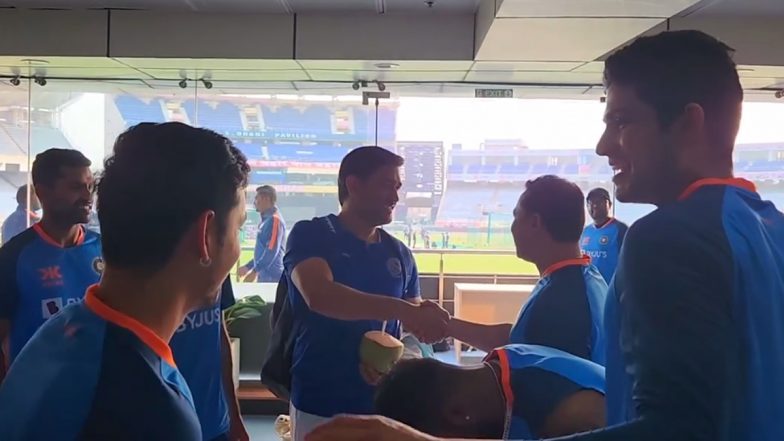 MS Dhoni Visits Indian Team Ahead of the 1st T20I Against New Zealand in Ranchi (Watch Video)