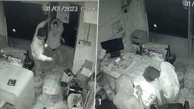 Uttar Pradesh: Thieves Break Into Shop, Steal Batteries Worth Rs 4 Lakh in Kanpur, Robbery Caught on CCTV Camera (Watch Video)