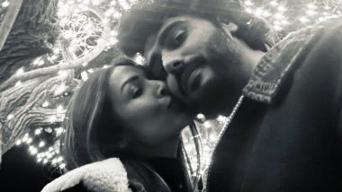 Arjun Kapoor and Malaika Arora Look Totally in Love In As They Celebrate the New Year Surrounded by Lights (View Pic)