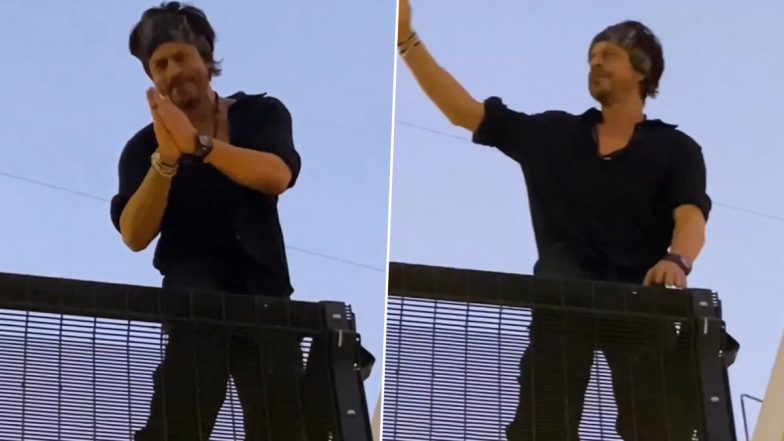 Shah Rukh Khan Greets and Blows Kisses to His Fans From Mannat Post Pathaan's Success (Watch Video)