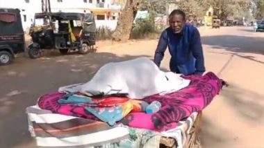 Madhya Pradesh: Elderly Man Carries Ill Wife to Hospital on Handcart Due to Lack of Ambulance in Rewa (Watch Video)