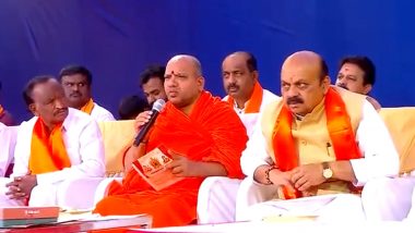 Karnataka CM Basavaraj Bommai Takes Mic From Seer Eshwaranandapuri Swami on Stage to Respond to His Criticism on Civic Issues (Watch Video)