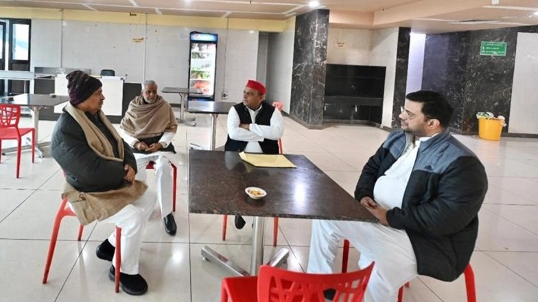 SP Chief Akhilesh Yadav Refuses Tea Offered by UP Cops; Says ‘They May Mix Poison in My Tea’ (Watch Video)