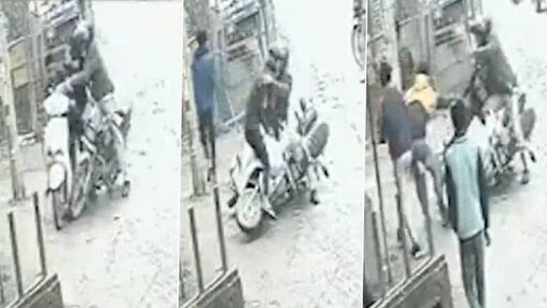 Hero Delhi Police Constable Sunil Catches Snatcher After Successful Chase on Bike, Video Goes Viral