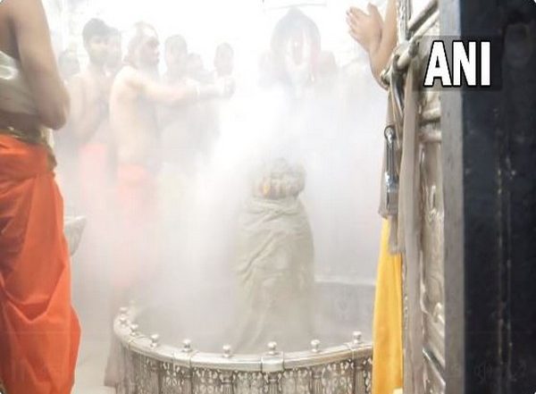 New Year 2023: Priests Perform ‘Bhasma Aarti’ at Mahakaleshwar Temple in Ujjain on First Day of New Year (Watch Video)