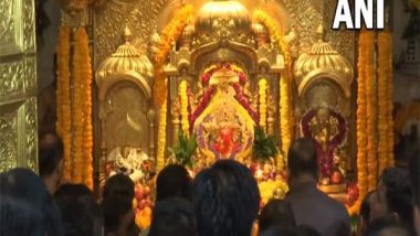 New Year 2023: Morning ‘Aarti’ Performed at Siddhivinayak Temple in Mumbai on First Day of New Year 2023 (Watch Video)