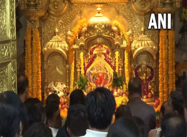 New Year 2023: Morning ‘Aarti’ Performed at Siddhivinayak Temple in Mumbai on First Day of New Year 2023 (Watch Video)