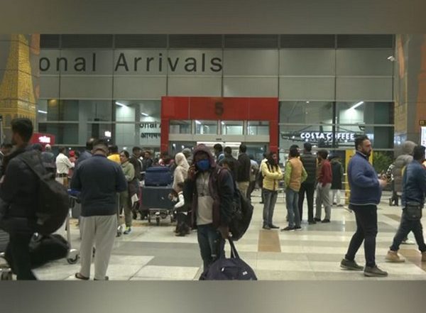 India News | Delhi Airport Issues Fog Alert for Passengers, 12 Trains Delayed in North India