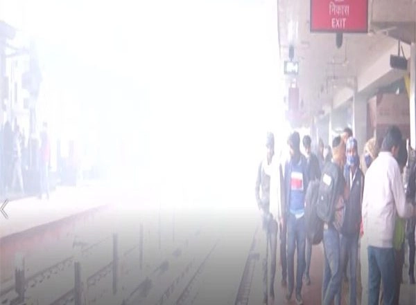 India News | Varanasi: Dense Fog, Cold Waves Engulfs City; Several Trains Running Late