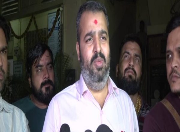 India News | Unidentified Men Open Fire at Car of Mumbai Civic Body Contractor