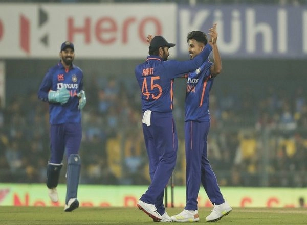Sports News | Shami, Siraj Advised Me to Make Most of My Pace, Want to Be Accurate: Umran Malik After Fiery Spell Against Sri Lanka