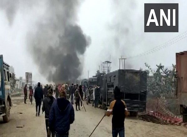 Bihar: Protest Turns Violent in Buxar As Farmers Attack Cops, Torch Vehicles After Midnight Raid by Police (See Pics and Video)