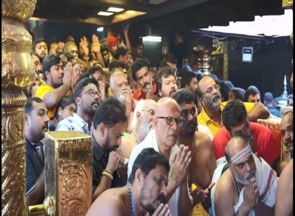 India News | Devotees Throng Sabarimala Temple Ahead of Makaravilakku Festival