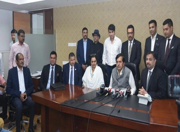 Business News | Maharashtra, Indo-Canada Trade Body Agree to Promote Tourism, Women and Child Development