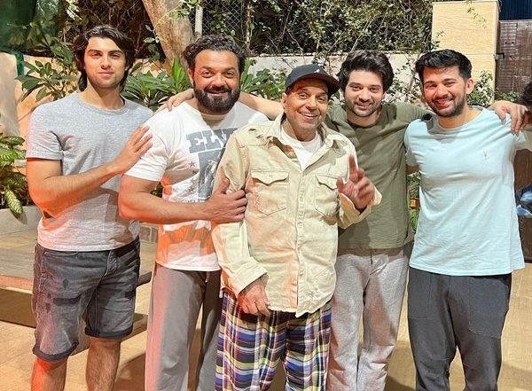 Lohri 2023: Dharmendra Celebrates the Auspicious Occasion With Grandsons, Son Bobby Deol Shares Pic on Instagram Wishing Fans ‘Happy Lohri’