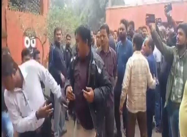 India News | West Bengal: TMC Leader Caught on Camera Slapping BJP Man for Raising Complaint