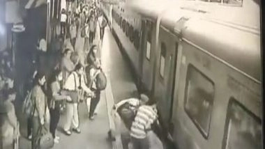 India News | Mumbai: RPF Jawan Saves Life of Woman Who Falls While Trying to Board Train