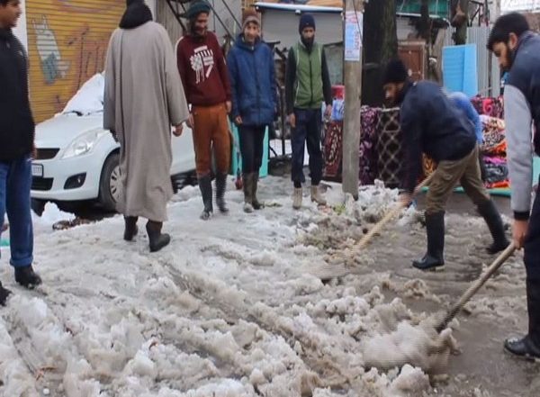 India News | Snow Clearance Drive Underway in Jammu & Kashmir's Anantnag