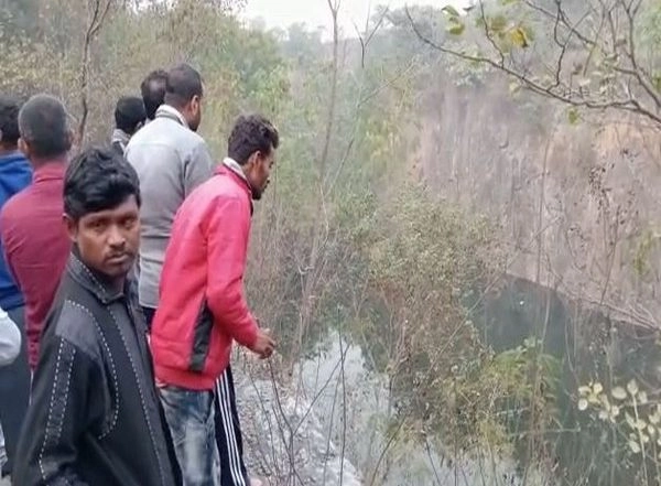 India News | Police Take out Four Bodies from Water-filled Stone Quarry in West Bengal's Asansol