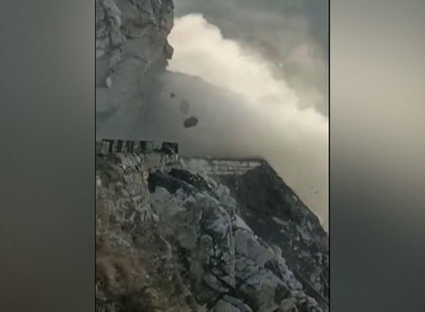 India News | J-K: Traffic Restored on Jammu-Srinagar National Highway After Shooting Stones Halted Vehicular Movement in Ramban